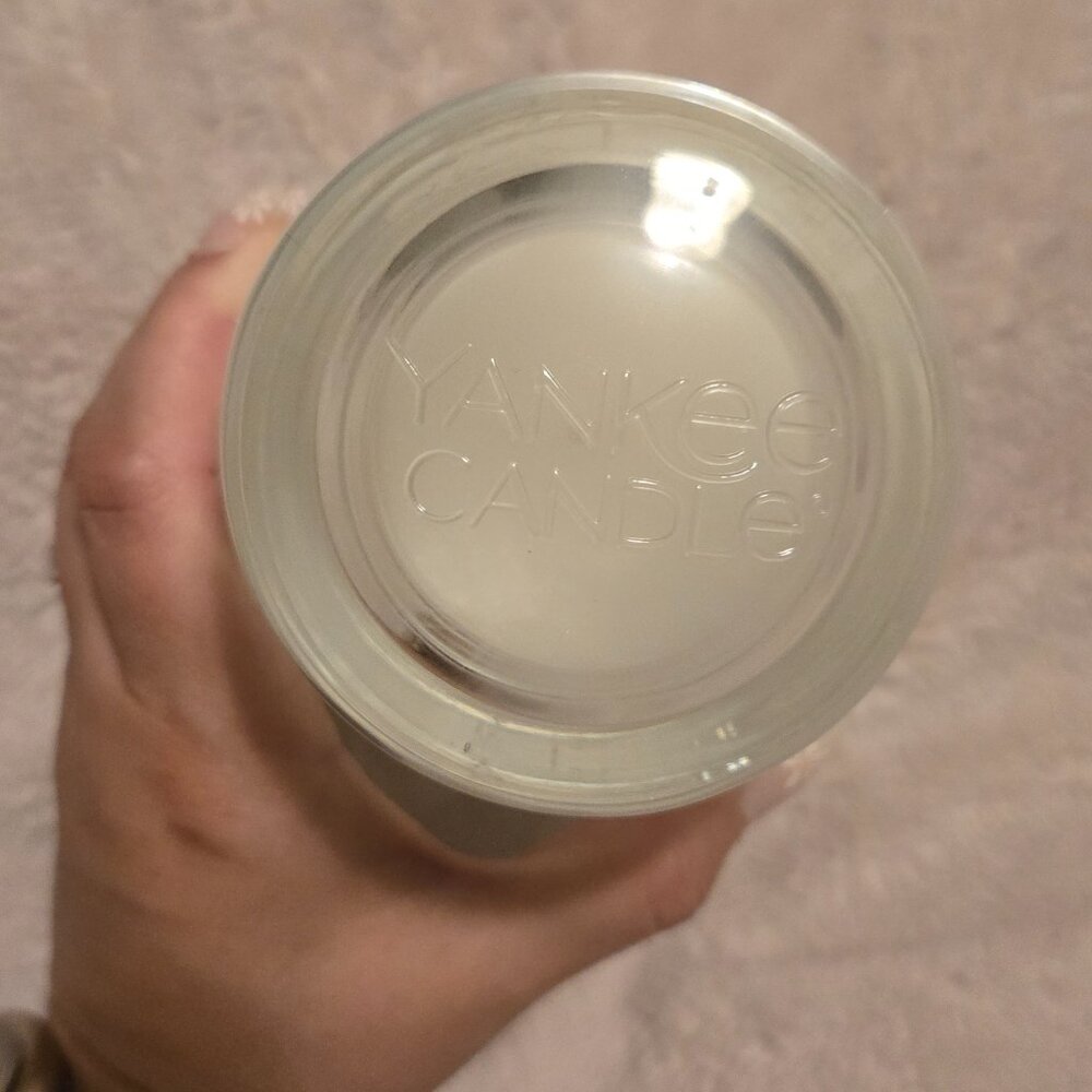 Coconut Beach 22 oz Candle by Yankee Candle - Picture 4 of 6